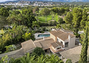 Villa de lujo con casa de invitados en 1ª línea del campo de golf