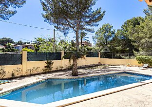 Ref. 2403609 | Gran villa con piscina en una zona ideal