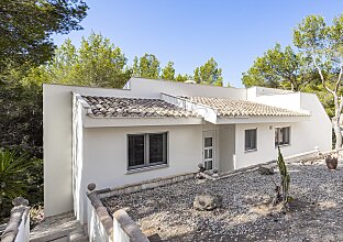 Ref. 2303584 | Renovierte Villa in begehrter Wohngegend 