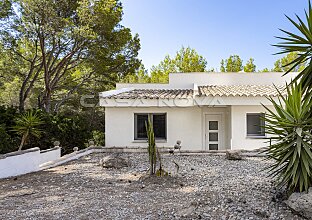 Ref. 2303584 | Renovierte Villa in begehrter Wohngegend 