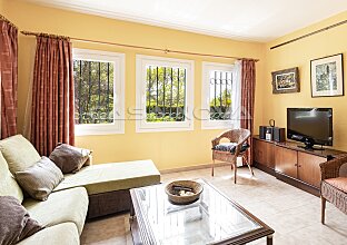 Ref. 2403641 | Mediterrane Villa umgeben von Natur in ruhiger Wohngegend 