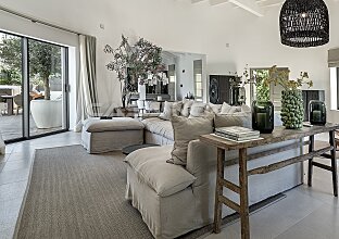 Ref. 2503666 | Moderne Traumvilla mit Pool in exklusiver Nachbarschaft