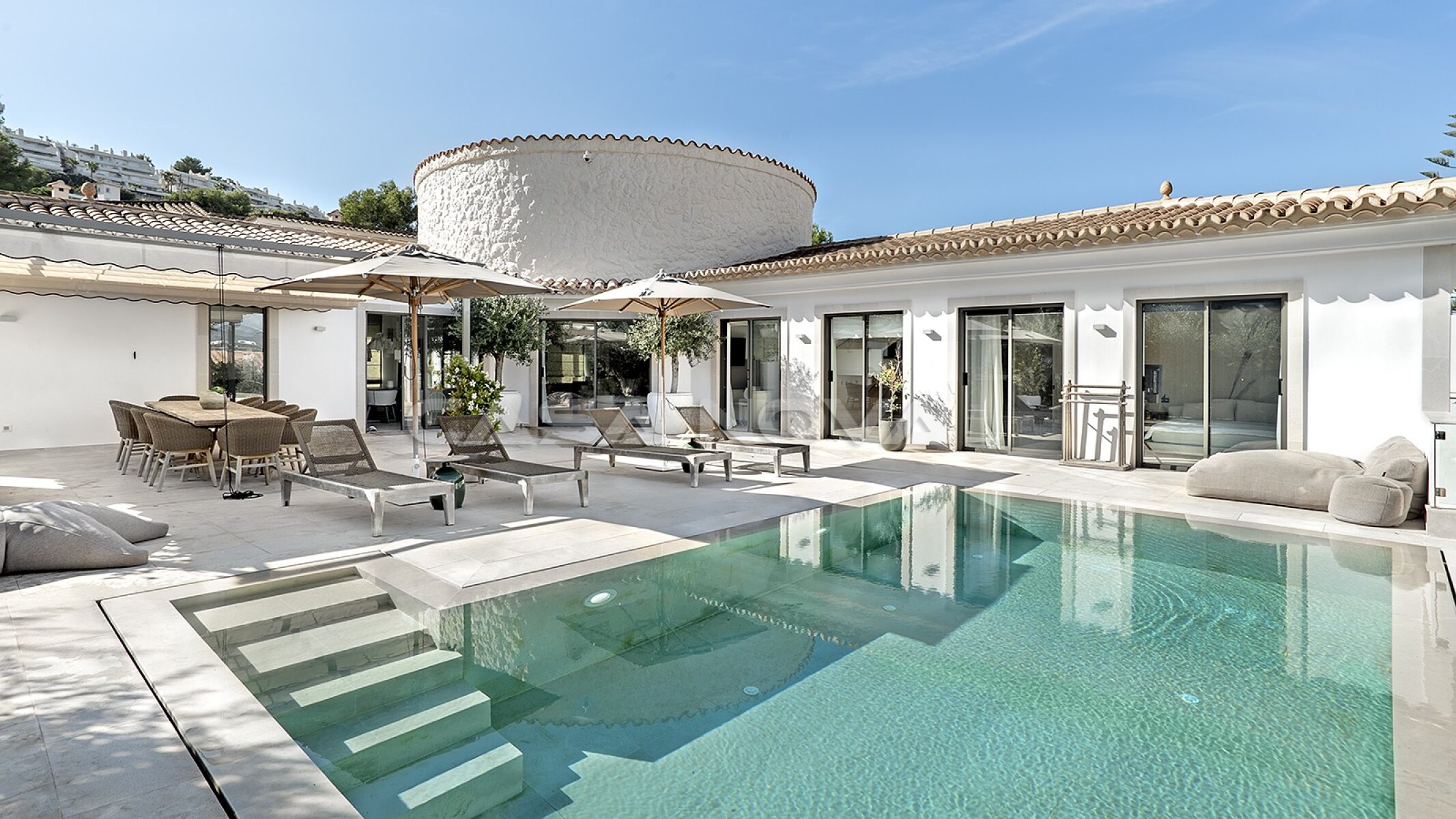 Moderne Traumvilla mit Pool in exklusiver Nachbarschaft