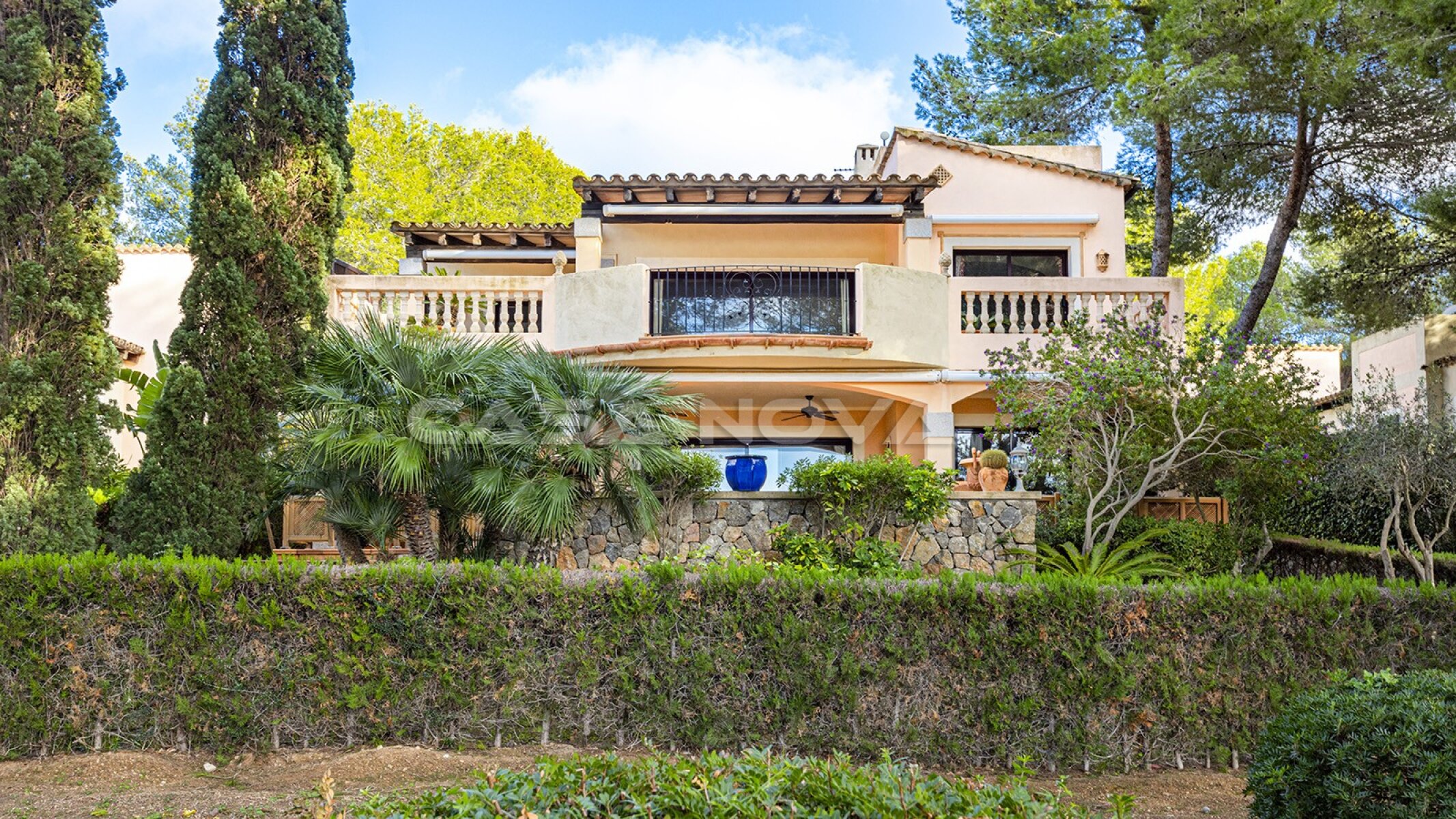 Mediterrane Villa in exklusiver Anlage mit Teilmeerblick 