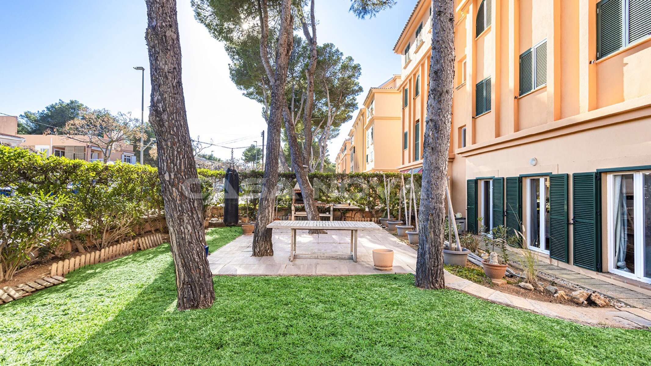 Ground- floor apartment in popular complex 