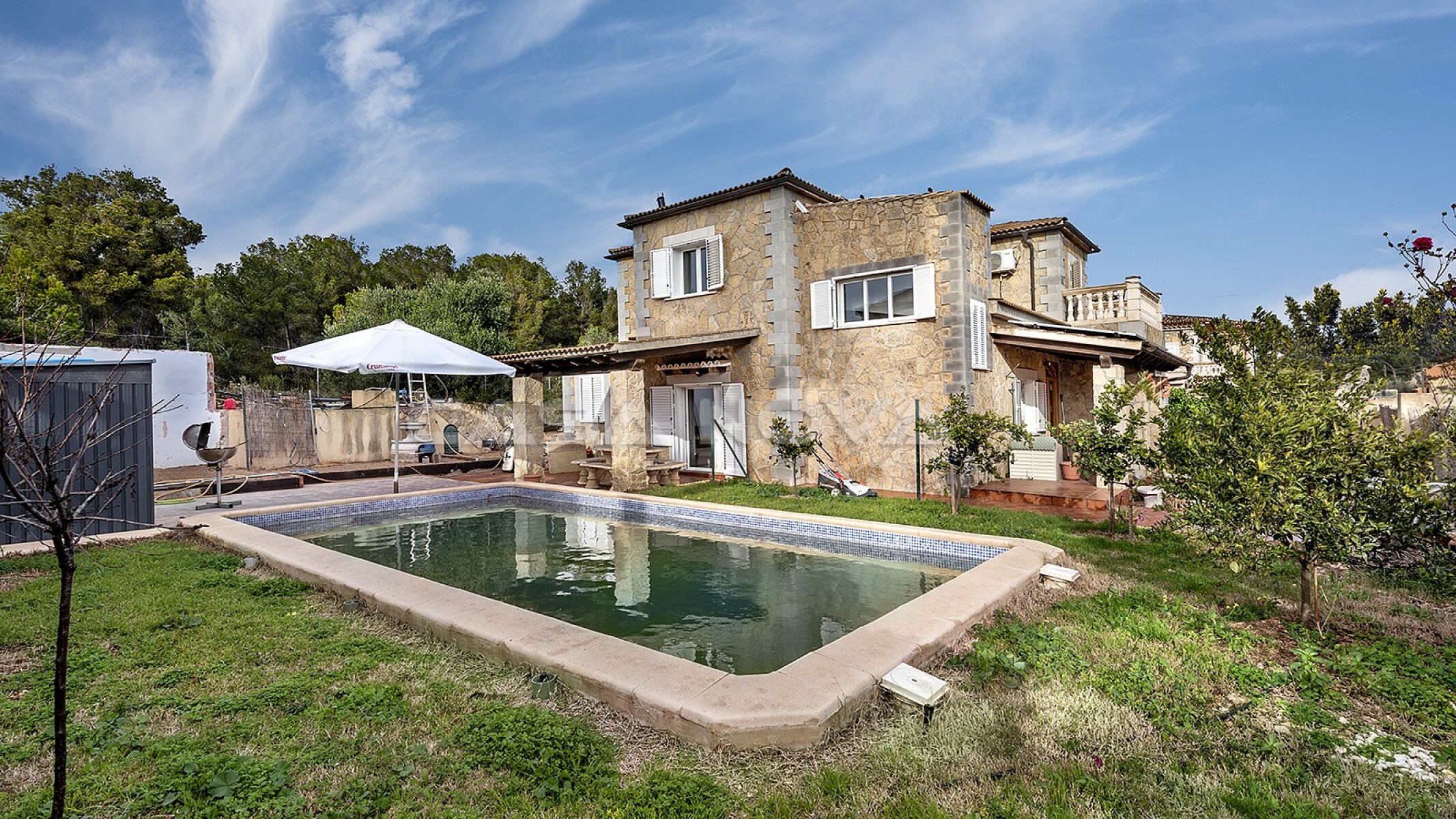 Schne Villa  in Golfplatz und Yachthafennhe