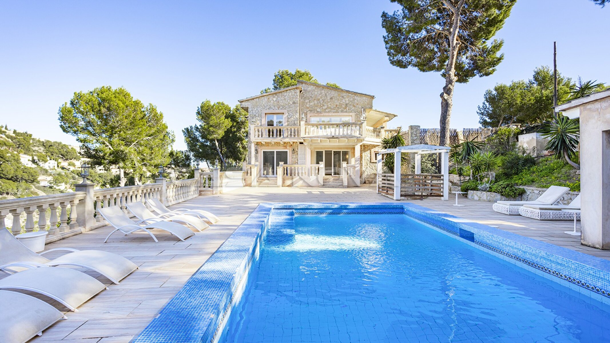 Villa mit Meer und Panoramablick in exklusiver Lage 
