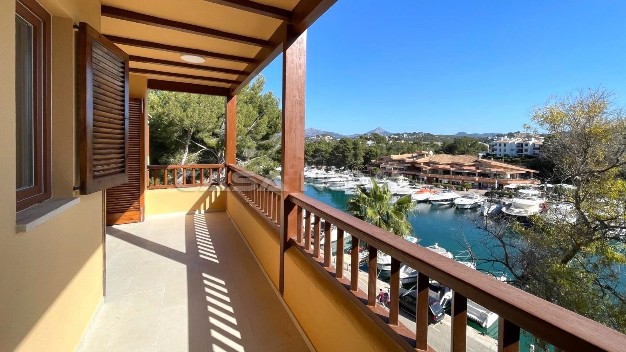 Refurbished penthouse directly at the marina Club Nautico