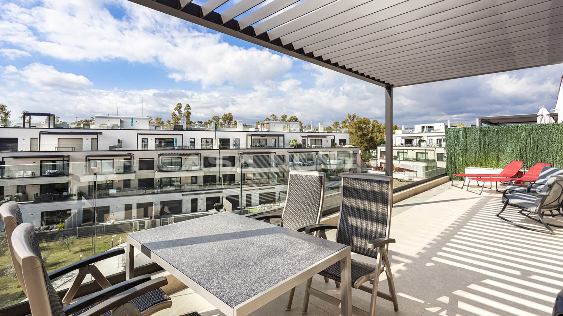 Neubau: Elegantes Penthaus mit privater Dachterrasse und privatem Pool