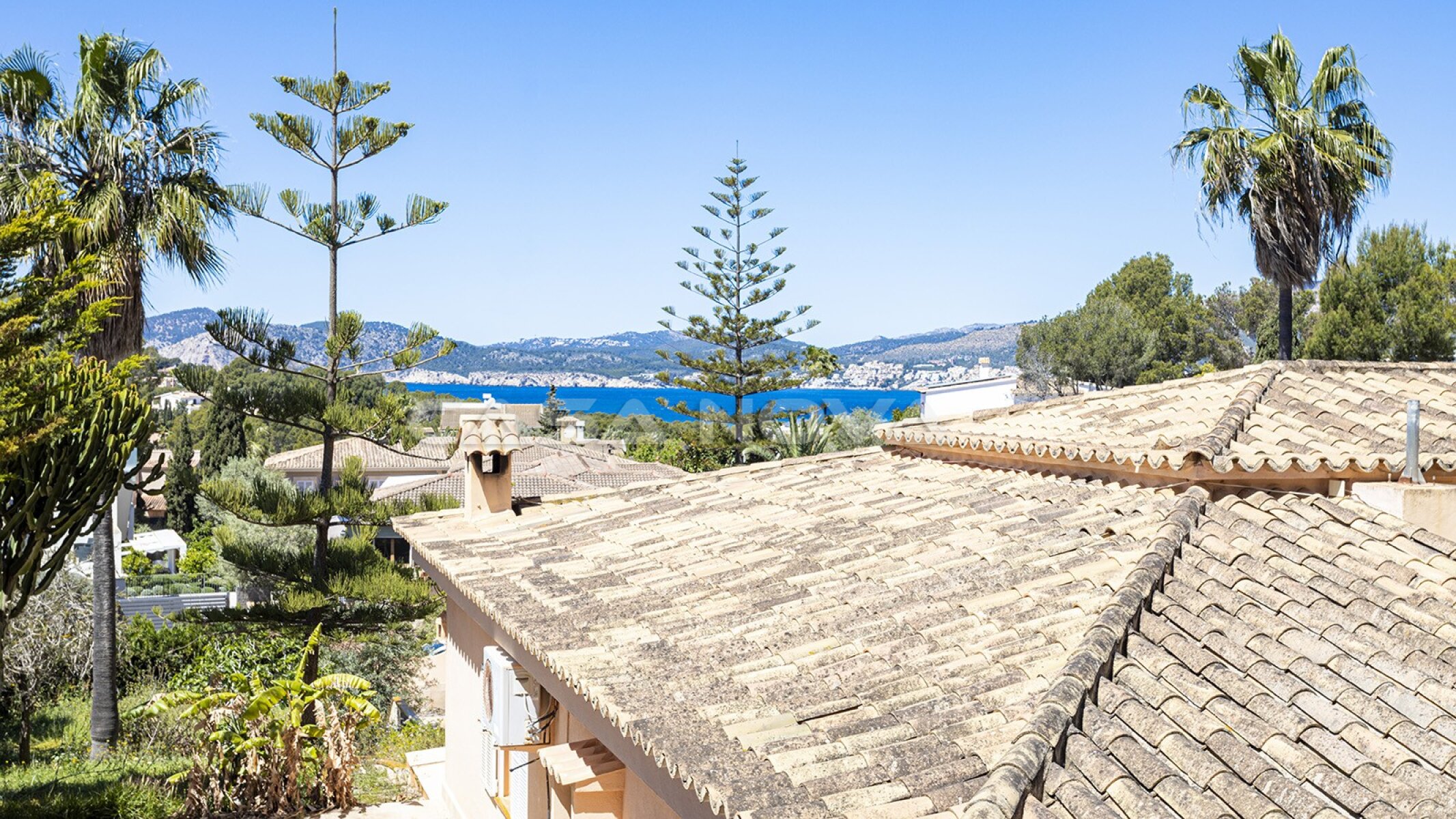 Mediterrane Villa mit viel Potenzial und Teilmeerblick 