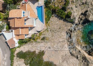 Ref. 2503511 | Idyllic villa with typical island flair in 1st sea line 