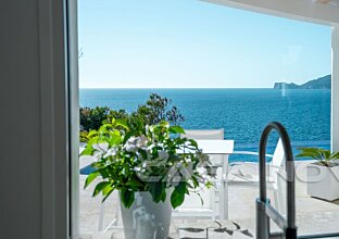 Ref. 2503511 | Idyllic villa with typical island flair in 1st sea line 