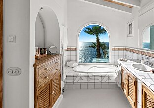 Ref. 2503511 | Idyllic villa with typical island flair in 1st sea line 