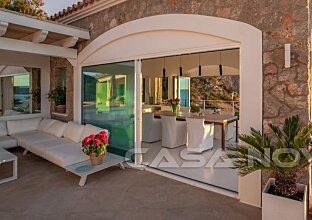 Ref. 2503511 | Idyllic villa with typical island flair in 1st sea line 