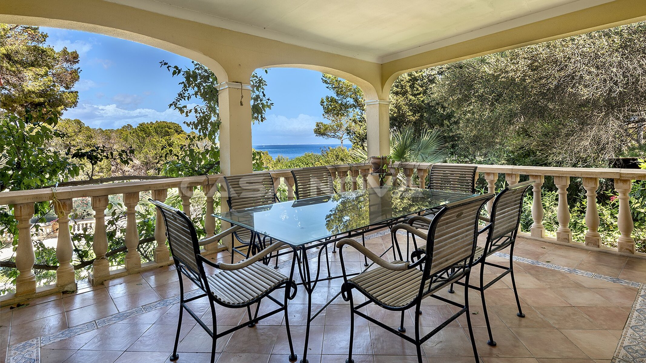 Unique villa with lots of potential in a good location 