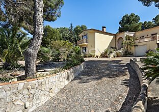 Ref. 2503728 | Unique villa with lots of potential in a good location 