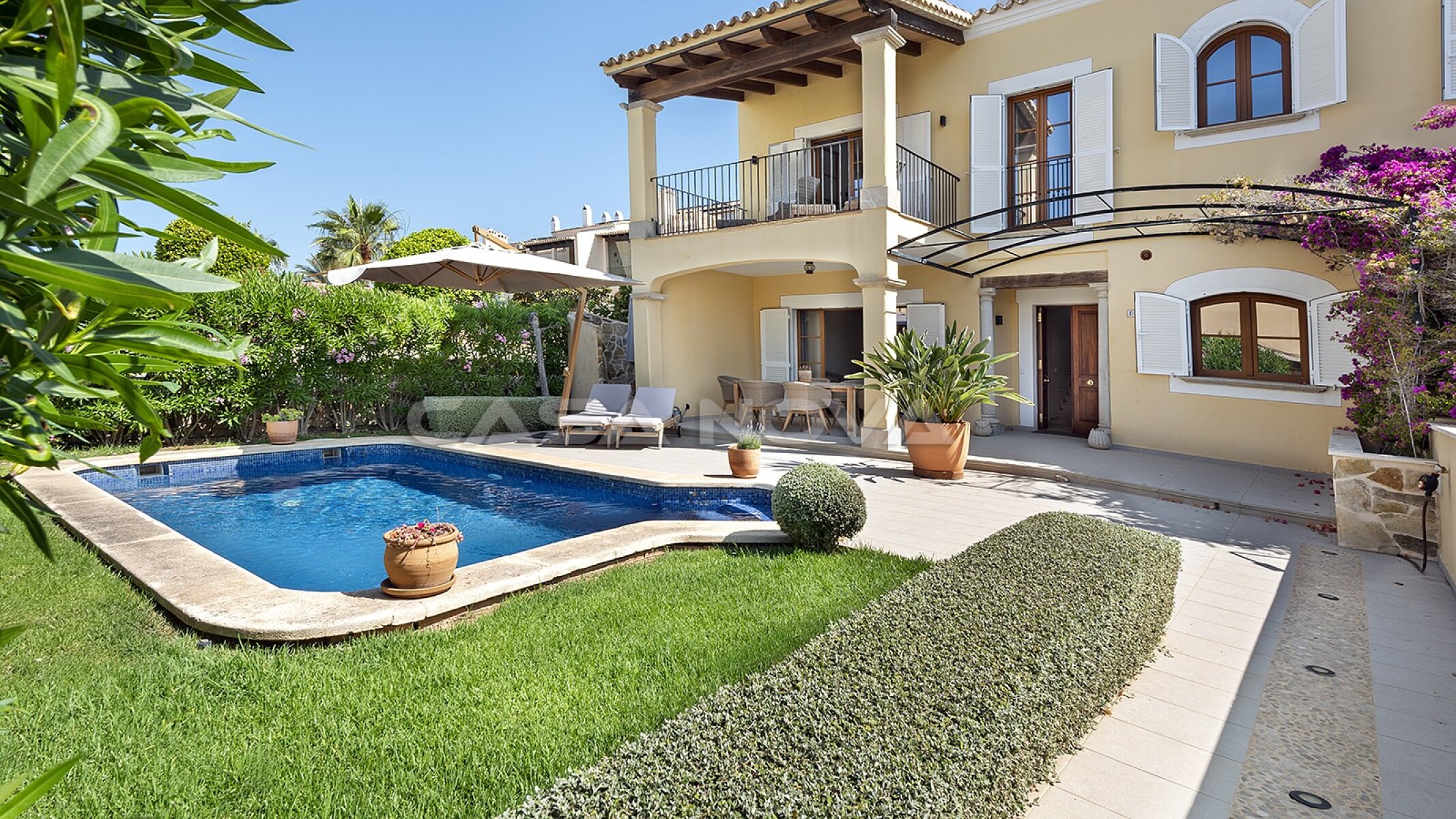 Chalet adosado en exclusiva residencia en 1a línea de mar