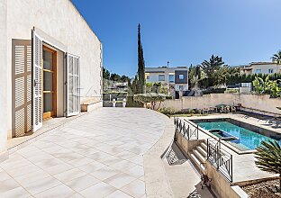 Ref. 2403582 | Top renovated luxury villa in a popular residential area