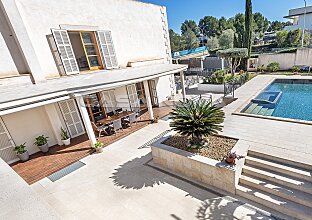 Ref. 2403582 | Top renovated luxury villa in a popular residential area