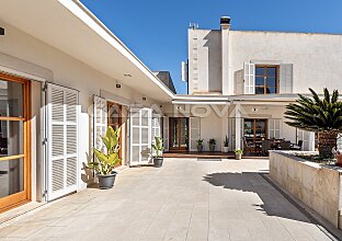 Ref. 2403582 | Top renovated luxury villa in a popular residential area