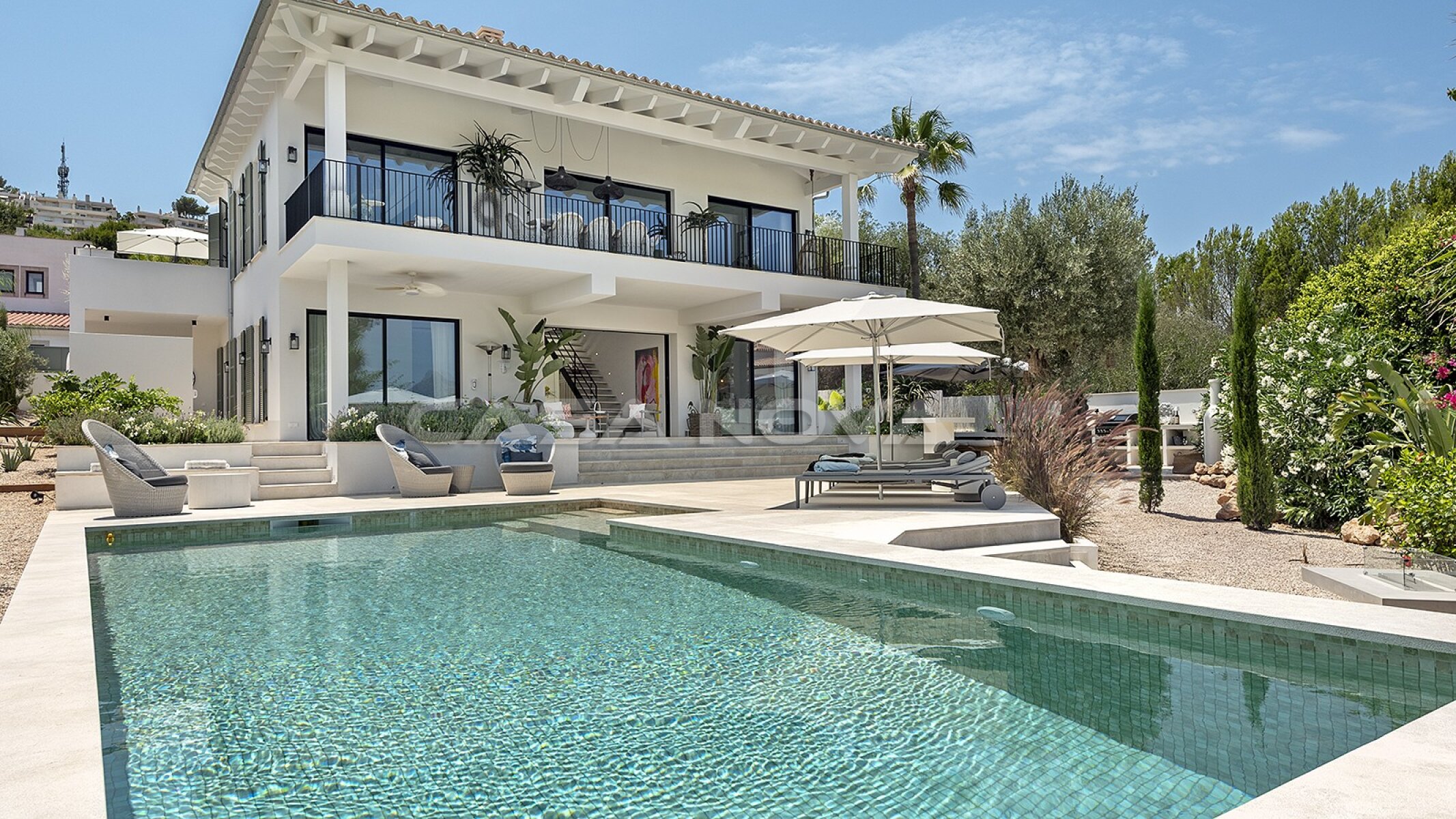 Mediterrane Neubau Luxusvilla in exklusiver Nachbarschaft 